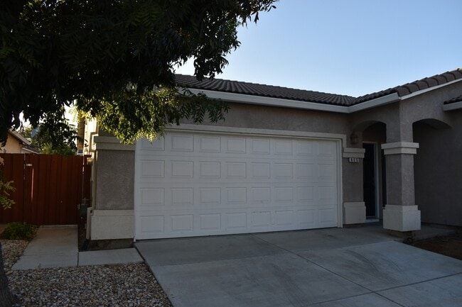 Building Photo - 805 Vía Rosa