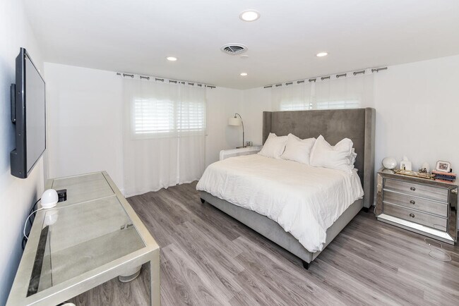 Building Photo - 700 SW 4th St