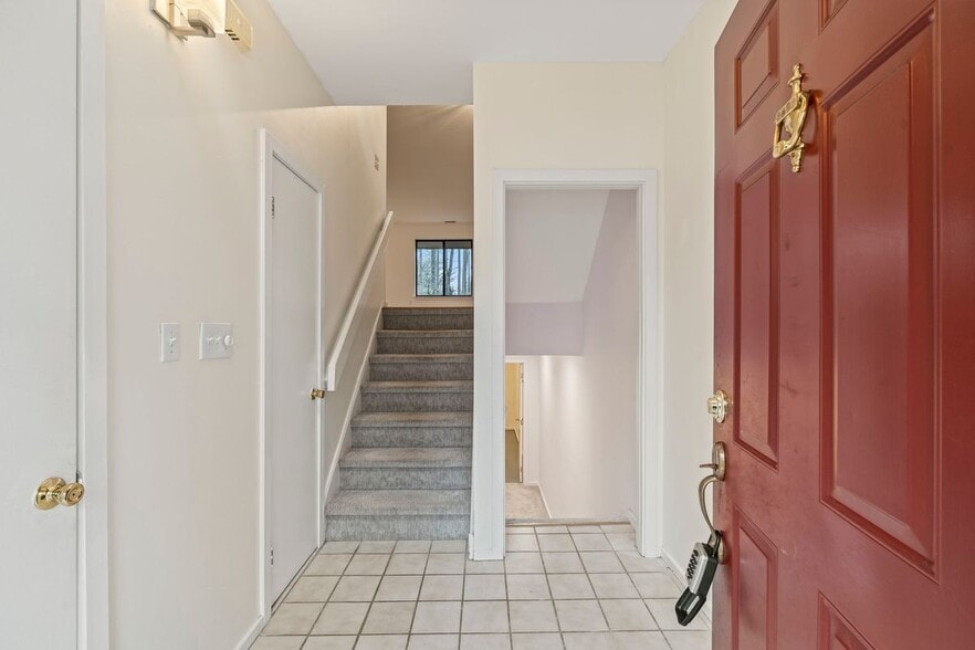 Building Photo - 431 Lynetree Dr