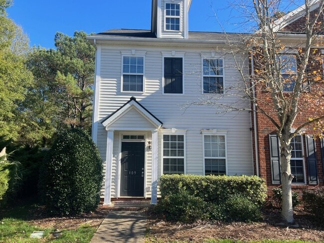 Building Photo - Come take a look at this end unit 3 bedroom, 2.5 bath townhouse located in very desirable FORT MI...