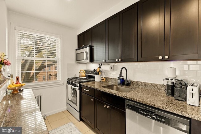 Building Photo - 2208 Colston Dr
