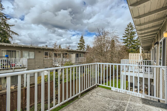 Building Photo - Fabulous Top Floor End Unit 1 Bed 1 Bath N...