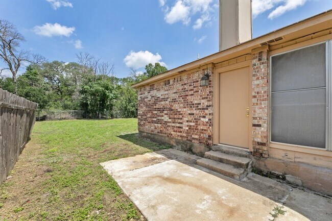 Building Photo - 6002 Parkwood Dr