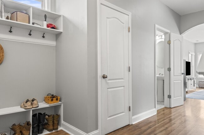 Building Photo - 401 Hope Ct