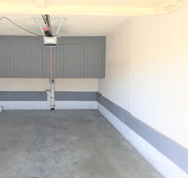garage - 3050 Los Prados St