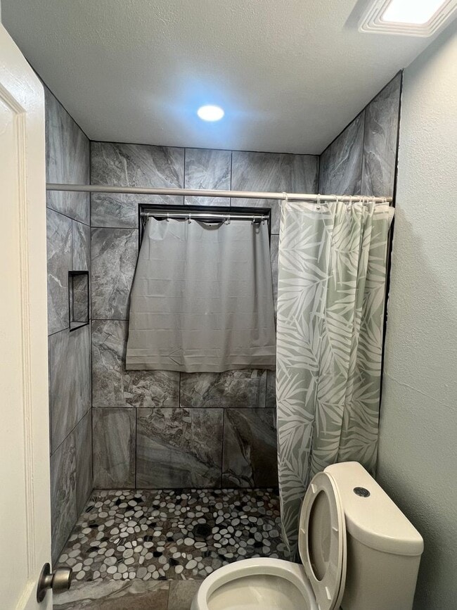 Building Photo - 520 N Montreal Ave