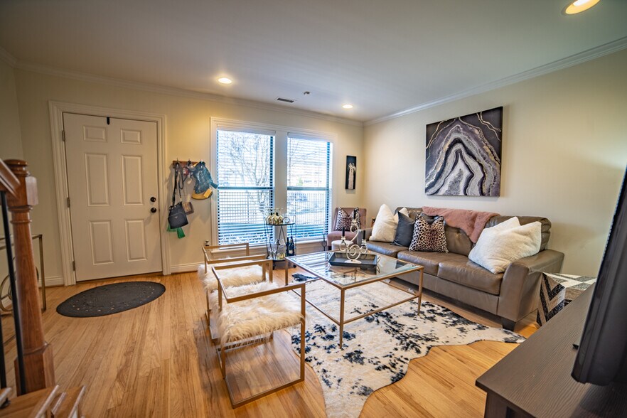 Building Photo - 4000 Oak St