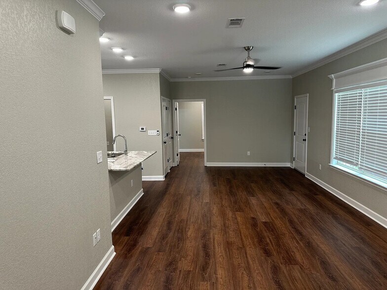 Building Photo - 3604 Bay St