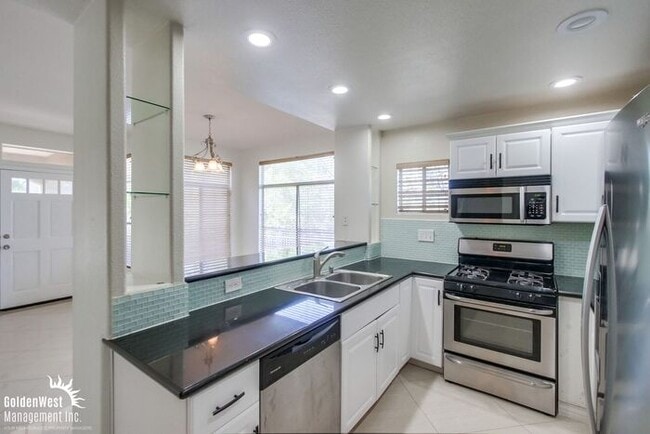 Building Photo - Elegant Dual Master 2Bdm 2.5Ba Townhome in...