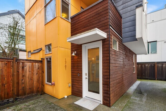 Building Photo - North Beacon Hill Townhome Living!