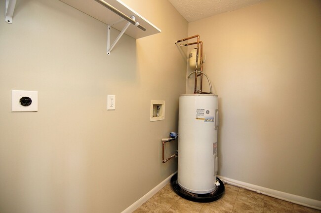 Building Photo - Parkridge Court Apartments - Newly Renovated - Washer & Dryer Hookups