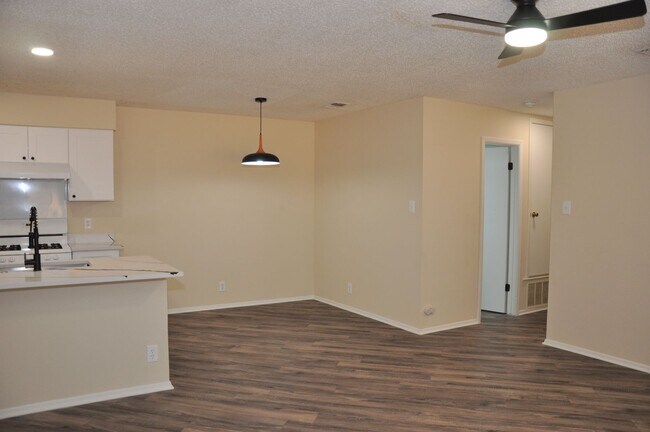 Building Photo - 3 Bedroom 2 Bath Duplex in Heart of Leander
