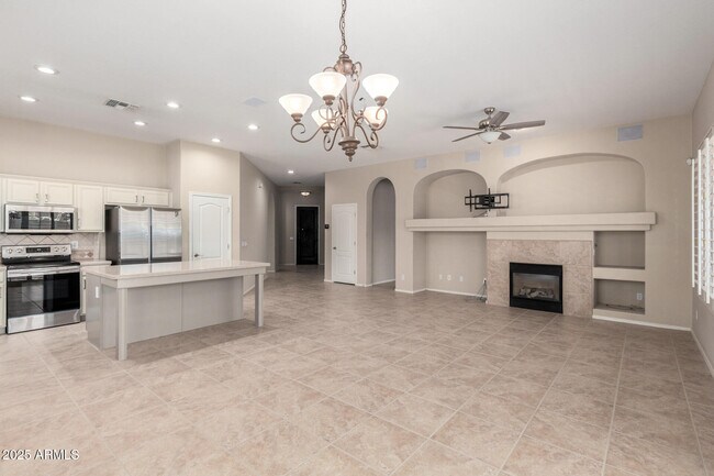 Building Photo - 2731 W Cottonwood Ln