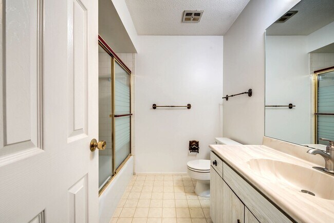 Building Photo - Live the Lake Lifestyle! 3-bedroom, 1.5-bath Condo