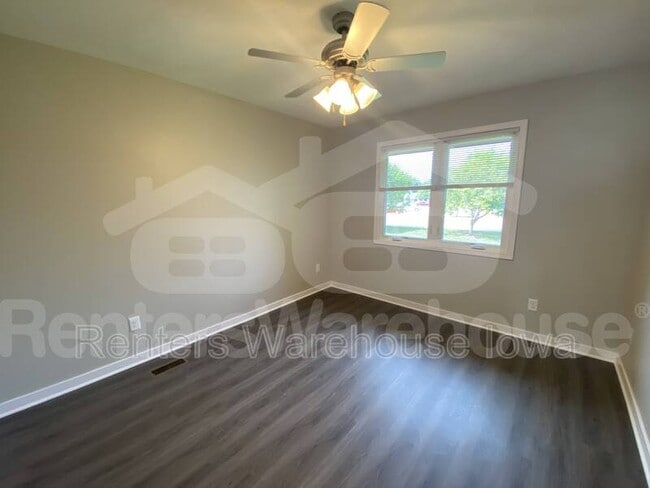 Building Photo - 507 9th St SE