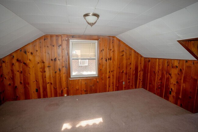 Building Photo - Update charming 3 bedroom bungalow