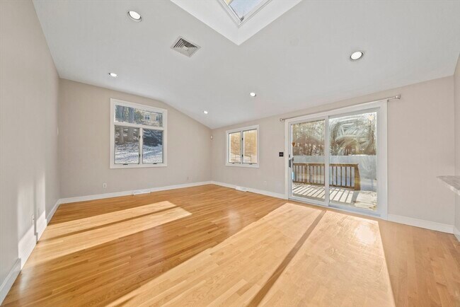 Building Photo - 55 Evelyn Rd