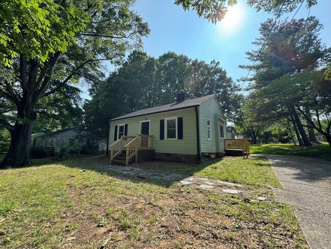 Building Photo - 2bed/1bath w/ detached garage!