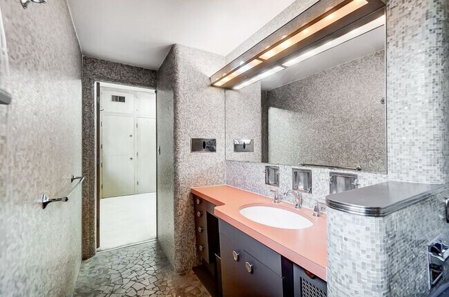 Building Photo - 2881 Observatory Ave