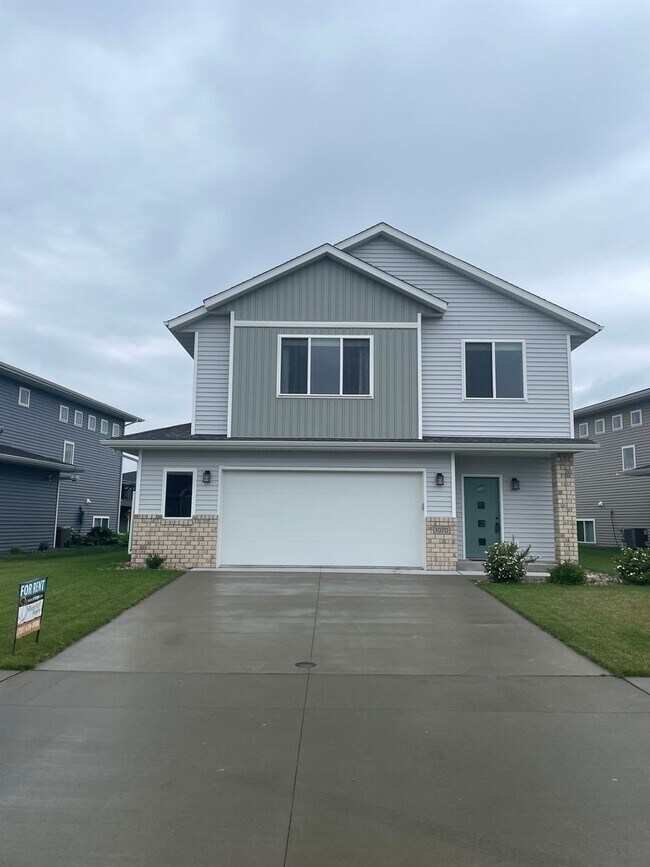 Building Photo - Spacious 4 Bed, 3 Bath Home in West Fargo
