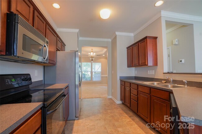 Building Photo - 6021 Queens Walk Ct