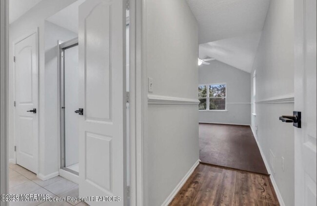 Building Photo - 5 Laketree Ct