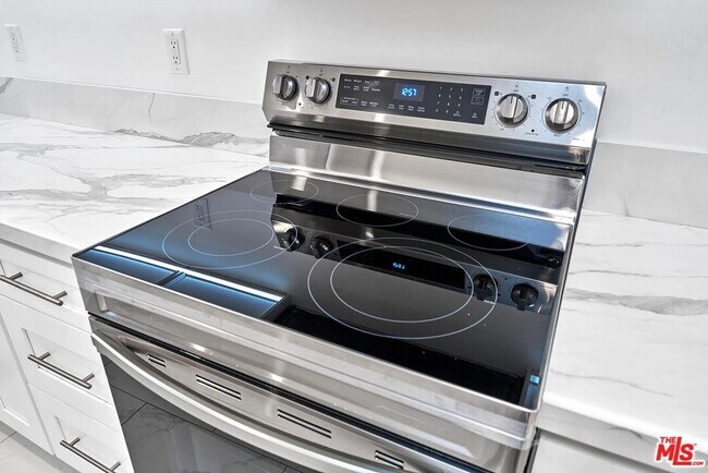 Building Photo - 843 4th St