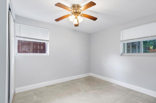 Building Photo - 5073 SW 28th Ave