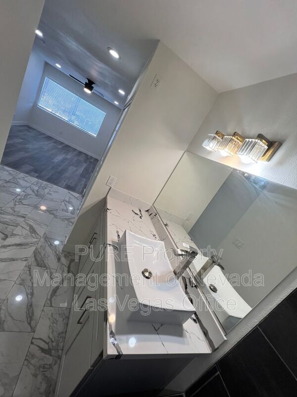 Building Photo - 1405 E Vegas Valley Dr