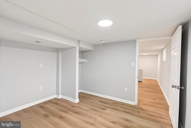 Building Photo - 29 W Elm Ave