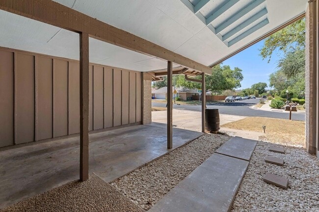 Building Photo - 9011 Quail Valley Dr