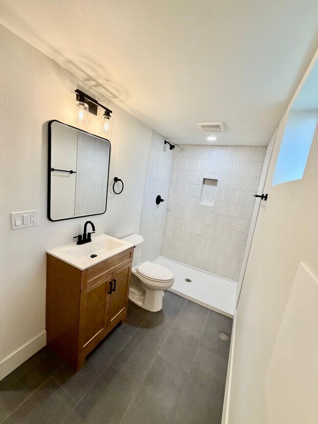 Building Photo - Freshly Remodeled 5bd/2.5bath Home w/ Daylight Basement in Heart of Multnomah Village