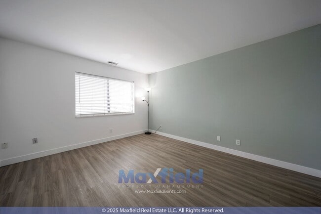 Building Photo - TOP LEVEL CONDO - 2BD 2 BA - NEW PAINT!
