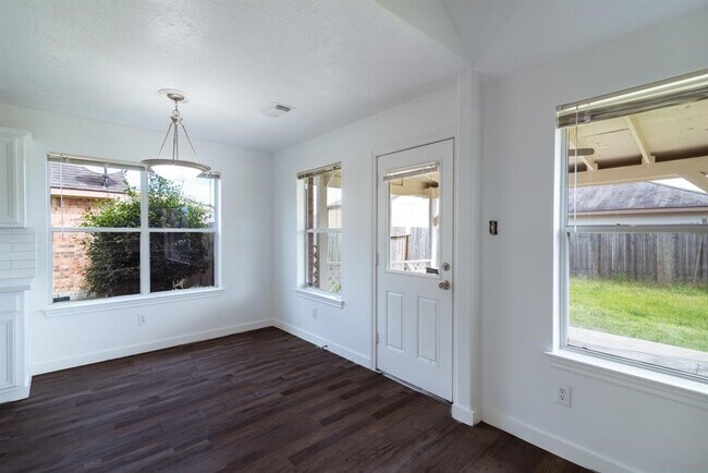 Building Photo - 2707 Troy Dr