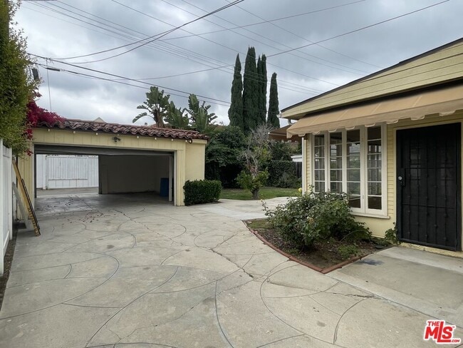 Building Photo - 203 N Doheny Dr