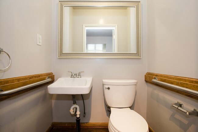 Building Photo - 2712 Sarah St