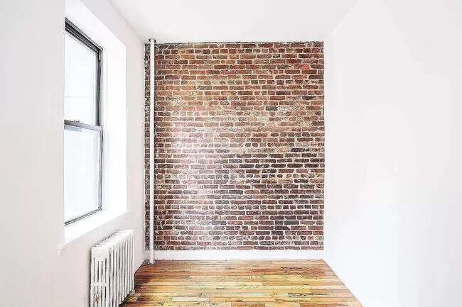 Building Photo - 249 E 10th St