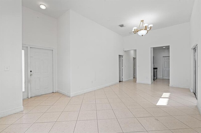 Building Photo - 2552 NE 41st Ave