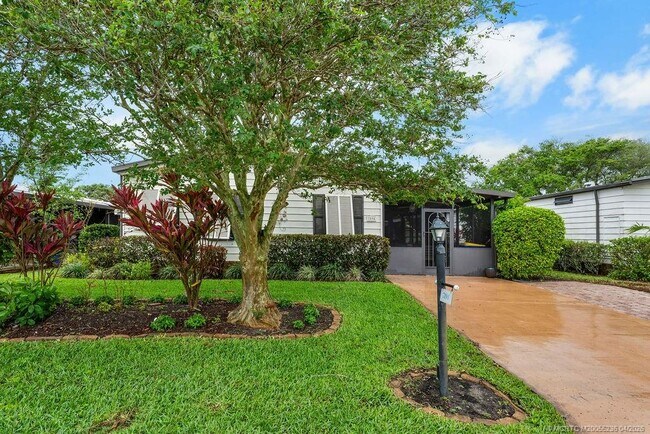 Building Photo - 7894 SE Saratoga Dr