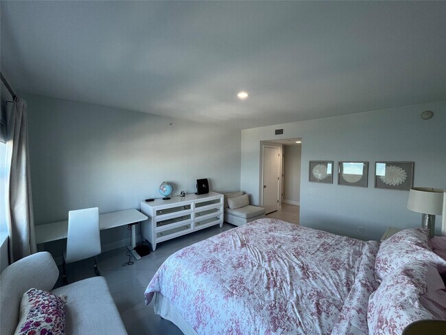 Building Photo - 2650 Lake Shore Dr