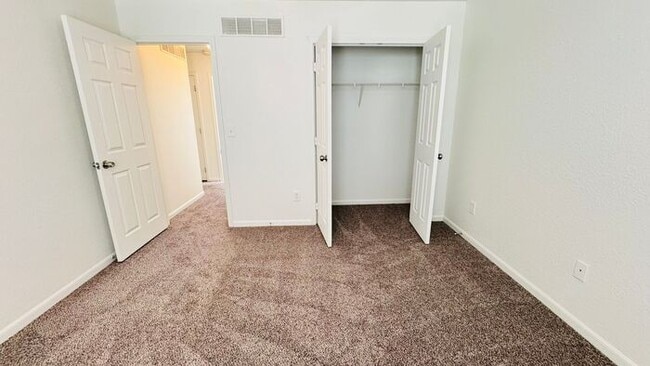 Building Photo - Creekwood Park Townhomes -$500 rent credit...
