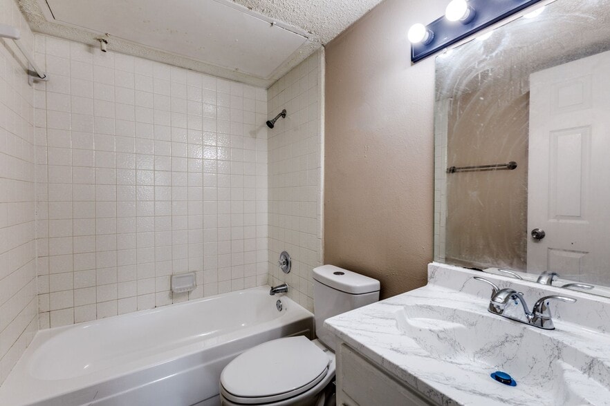 Building Photo - 9833 Walnut St