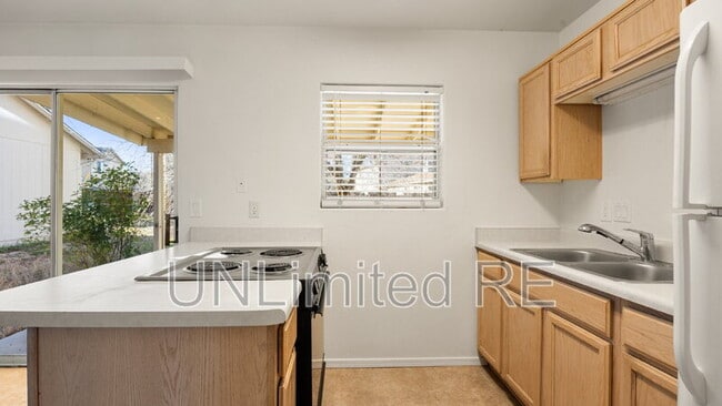 Building Photo - 3232 N Hedgewood Dr