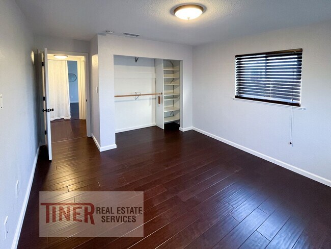 Building Photo - Beautiful Colonial Village Home
