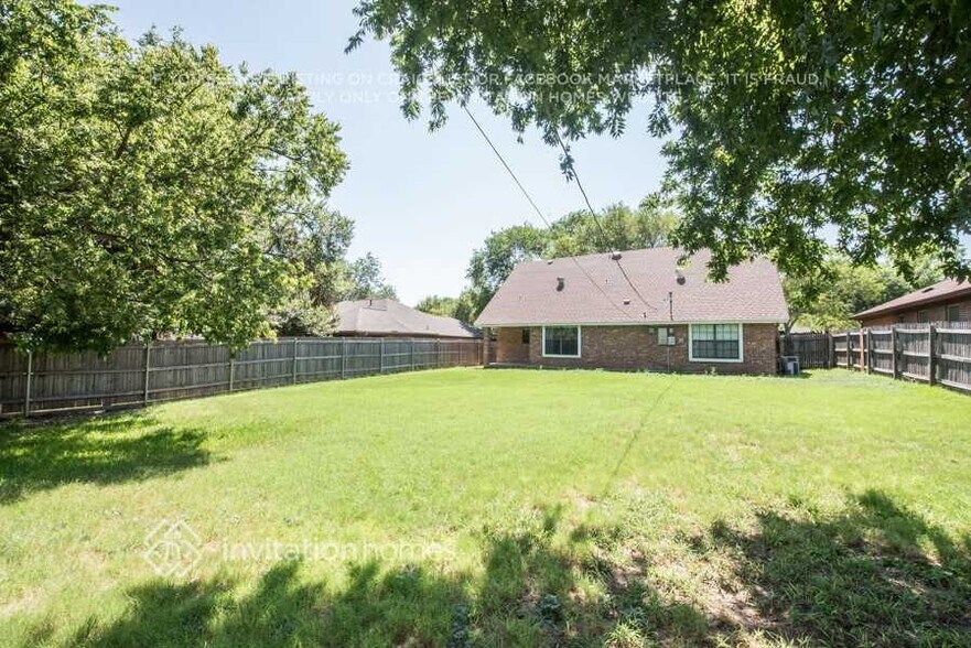 Building Photo - 3801 Devonaire Dr
