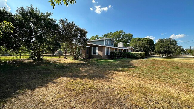 Building Photo - China Grove 4 bedroom, 3 bathroom