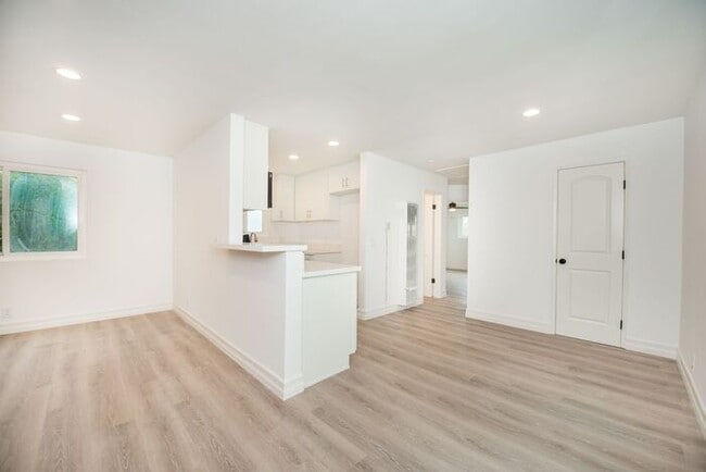 Building Photo - Downtown HB Remodled unit - 2 blocks from the sand