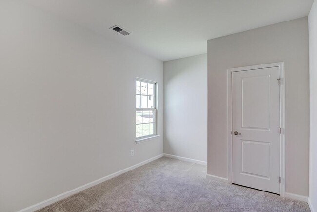Building Photo - 5 Bedroom Home in Youngsville, right off o...