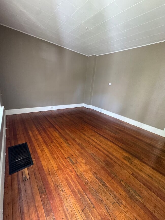 Building Photo - 3 Bedroom, 1 Bathroom Home