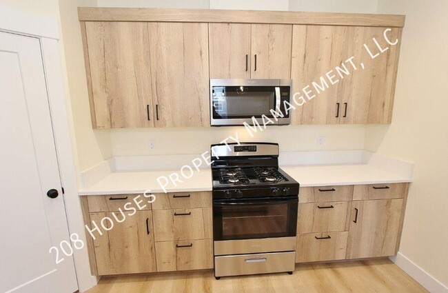 Building Photo - Immaculate Main-Level Apartment *75% Off F...